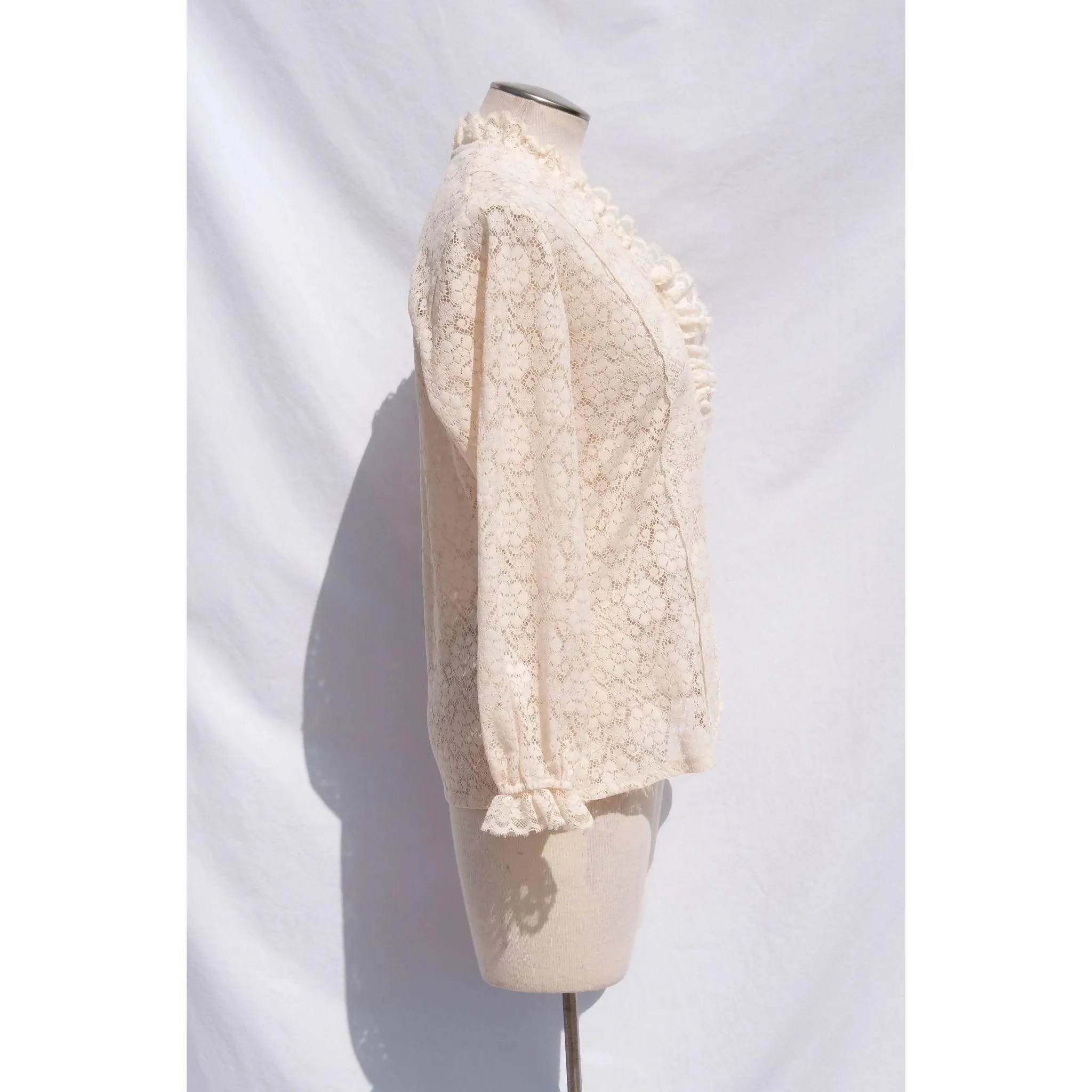 CAREFREE FASHIONS Lace Cream Floral Top | Size M/L