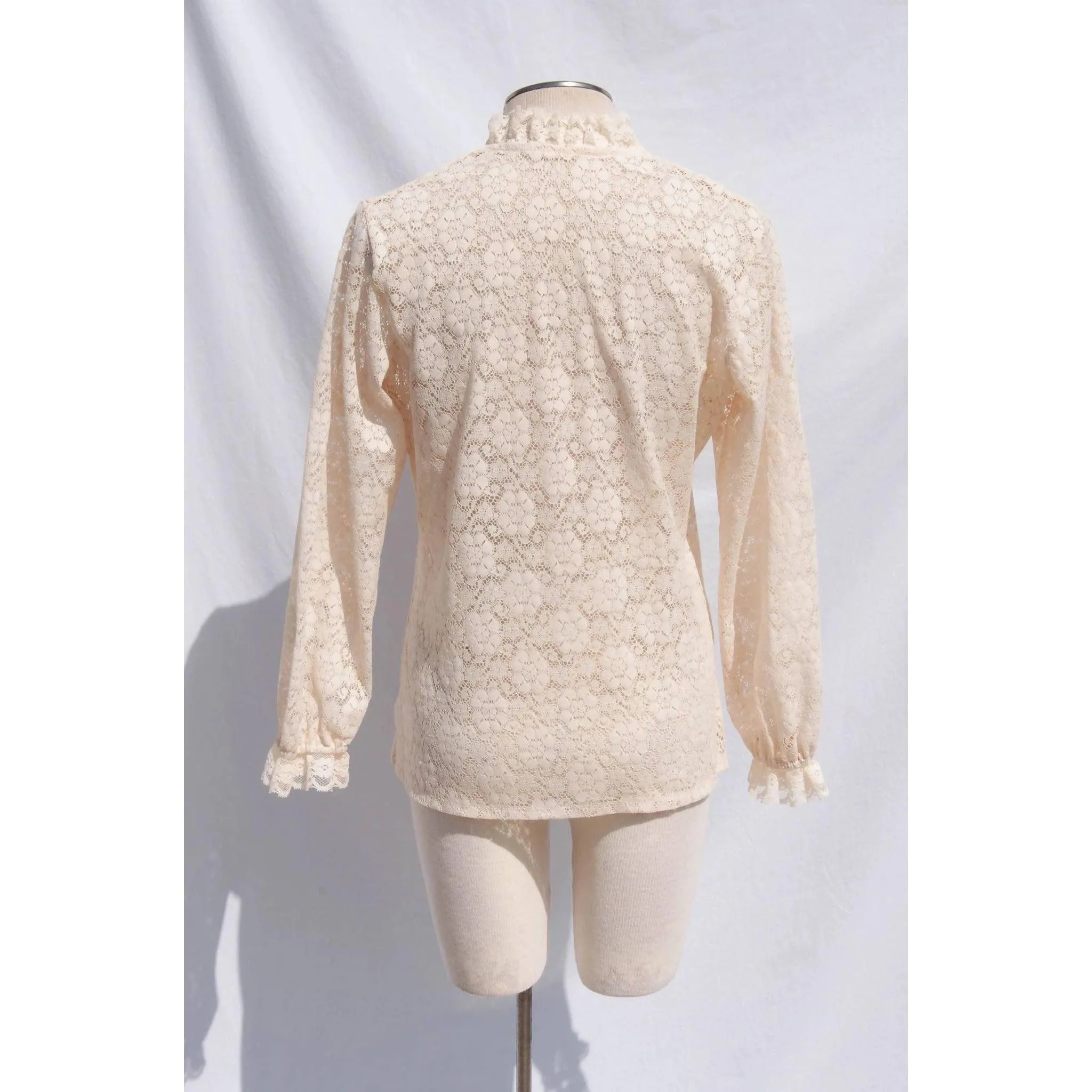CAREFREE FASHIONS Lace Cream Floral Top | Size M/L